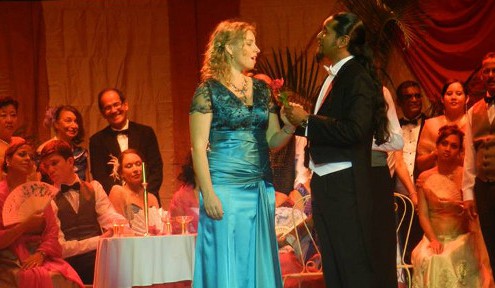 Carl Zellers Der Vogelhändler mit Katrin Caine, Jean-Michel Ringadoo und dem Chor von Opera Mauritius.